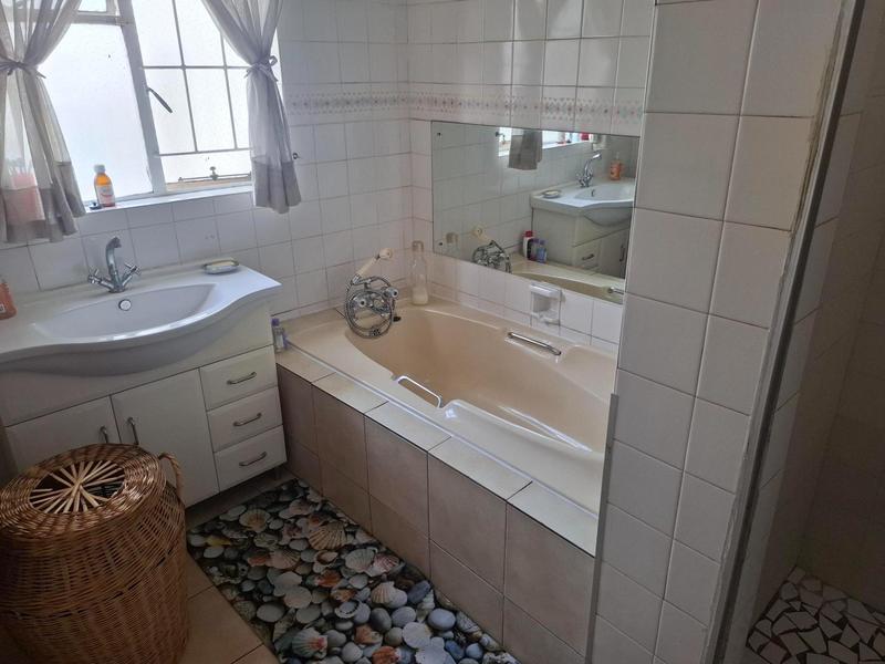 4 Bedroom Property for Sale in Parow North Western Cape